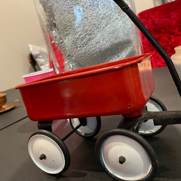 TELEFLORA COLLECTIBLE RED WAGON PLANTER - Picture 2 of 4